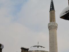 雪の積もったガジ・フスレヴ・ベイ・モスク。