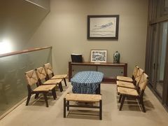 ［これより前は 9-8 をご覧ください］

部屋に戻ってゆっくりした後、男女入れ替えの22時になったので、『桃山風呂』へ行ってみます。

こちらは風呂前の湯上り処です。