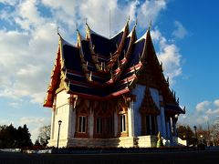 最初にやってきたのが私のサイクリングルートでおなじみのワットパクナム日本別院、タイ仏教のお寺です。
農地ばかり、畑のど真ん中にいきなりタイが現れるからびっくりです。

サイクリングがてら体調崩した義伯父の快復を毎回お願いしていた所、結婚式に参列できるまでに快復しました。その節はありがとうございました。コップクンカップ。