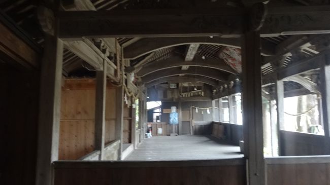 そして、隣接する謎の建物の礼拝所へ<br /><br />広いのです。<br /><br />神社の拝殿の規模を遙かに超えています。