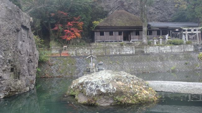 昭和4年にこの地をは、種田山頭火もこの地を訪れ、萩原井泉水に宛てて出した書翰には「小耶馬渓とでもいひたい山間」と記し、しぐれる耶馬を越えた行程に思いを馳せて、「いたゞきのしぐれにたゝずむ」などの俳句を詠んでいます。