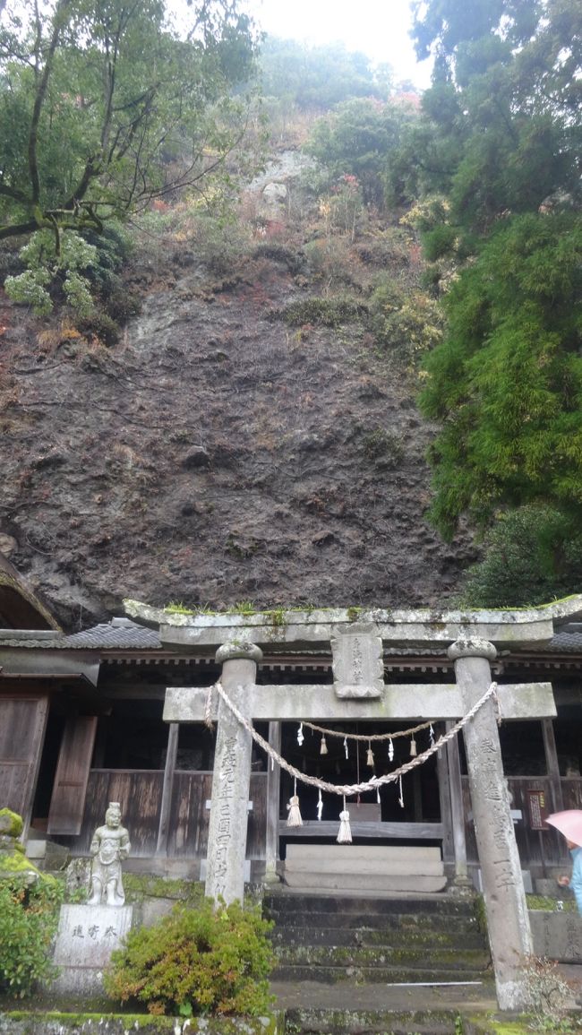 背後は切り立つ断崖。<br />天念寺から無明橋にかけての岩峰は、六郷満山などの僧侶たちの「行の場」のひとつでもあった。<br /><br />そして神仏混淆で神も仏も一体化していた。<br />天念寺がこの神社も管理していたのだろう。<br />