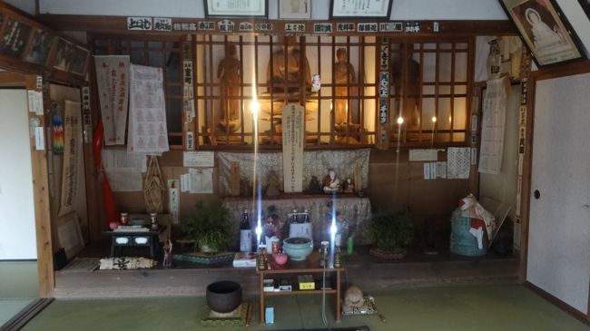 この寺もかつては講堂を持つ大きな寺院で、いくつもの坊を構えていたという。<br />しかし、明治以後は大洪水の被害もあり再建のために本尊を売却する窮地も迎えたという。今の寺の規模は最盛時の何十分の1になっている。<br /> 売却されていた本尊は、地元の悲願で買い戻され、隣接する歴史資料館で今は公開されているという。<br /><br />