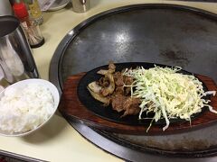 私は、中居くんもオーダーした、豚の生姜焼き定食を頼みました!　結構味が濃い目でしたけど、美味しかった～!