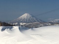  蝦夷富士と言われている、羊蹄山です。
 雪で真っ白になってとても綺麗ですね。
