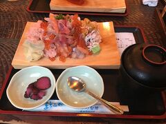  札幌駅前にある、大庄水産のぶっかけ溢れ寿司を食べにいきました。
 山盛りの刺身にウニ、イクラ、カニがのっています。ビールと共に頂きます。
