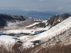  有珠山ロープウェイで山頂に行きました。
 前回は雪で何も見えませんでしたが、今回は快晴で遠くまで見渡せます。山が雪でお化粧をしたようです。
 有珠山の噴火口、外輪山です。