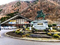 道の駅明宝にて、名馬磨墨の像（iPhoneX）。
平安時代末期の宇治川の戦い『宇治川の先陣争い』に於いて、佐々木四郎高綱操る名馬池月と梶原源太景季操る名馬磨墨が争ったそうで、その磨墨の生まれがここ明宝だったとされる故事にちなんでいるそうです。
活気がある道の駅でした♪

道の駅明宝　12：36《 4.5km ・ 247.7km ・ 45.0km/h》
　　　　　　12：49