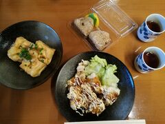 水がおいしいと当然、豆腐がうまい！というわけで、隣の「湧水茶屋」でランチをいただきます。揚げ出し豆腐が本当に絶品でした！さらに厚揚げも追加注文して、お土産にもおからコロッケと厚揚げを買いました。