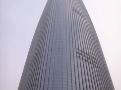 韓国・ソウル　蚕室(チャムシル) 『ロッテワールドタワー』が見えます。
123階まであるので近すぎて上手く撮れません。

『ロッテワールドタワー』の76階から101階までは韓国最大規模の
ロッテホテルグループの6つ星ホテル『SIGNIEL SEOUL
（シグニエルソウル）』が入居しています。
雲の上からの眺めとともに、リラックスしたご滞在をお楽しみください。
235室の全客室からソウルのパノラマビューをご覧いただけます。
ホテルの81階にはミシェラン3つ星レストランシェフの
ヤニック・アレノ氏が手掛けたモダンフレンチダイニング
【STAY（ステイ）】があります。