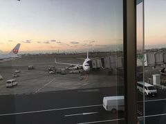羽田空港：6時55分発JAL565便
この日は家を出たのが５時っす（爆）
寒い～眠い～外は真っ暗。。。
