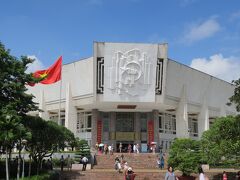タクシーを下ろされた所の近くにあったホーチミン博物館前をまた通ります。
