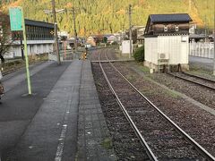 ずっと田園風景だったのが、一乗谷を過ぎると、徐行運転する険しい箇所も出てくる。小和清水（こわしょうず）という知らなければ読めない駅名を過ぎて、美山に到着。ここで、福井行きの列車と待ち合わせ。
