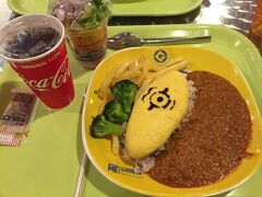 私は「ミニオン・オムカレープレート」にしました。　もちろんこれにもサラダとドリンクバーがついてきました。　カレーは結構辛めで、全然お子様もOK!っていう感じの味ではなかったな。　