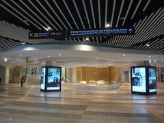 韓国・ソウル　地下鉄2号線で「216 蚕室(チャムシル)」駅に
やってきました。きれいになりましたね～。

『ロッテワールドタワー』へ向かいます。

出口は・・・1番、2番出口です。

このひとつ前の旅行記はこちら↓

<アシアナ航空で行くソウル ⑤ 江南・三成★ 
2017年キム・ジェジュンの東京ファンミ含む！ 生ジェジュンを
良席からパシャパシャ♪ 東京・調布市のオリパラピック新施設
『武蔵野の森総合スポーツプラザ』の飲食店、
2016年12月に新しくなったショッピングモール
『スターフィールド コエックスモール』(旧コエックスモール)、
『パルナスモール』のショップ＆グルメ、ドイツの紅茶専門店
【ロンネフェルトティーハウス】コエックスモール店>

https://4travel.jp/travelogue/11309106