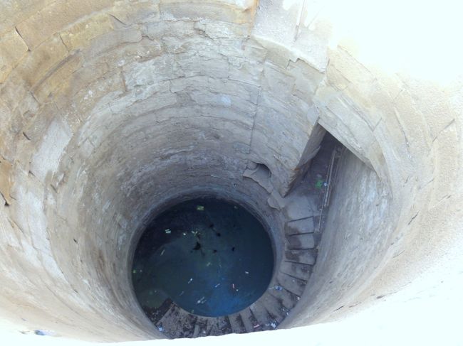 　ナイロメータ＝ナイル川から流れて来る水位を測る大きな深い井戸みたいなものです。今はカラカラでした。