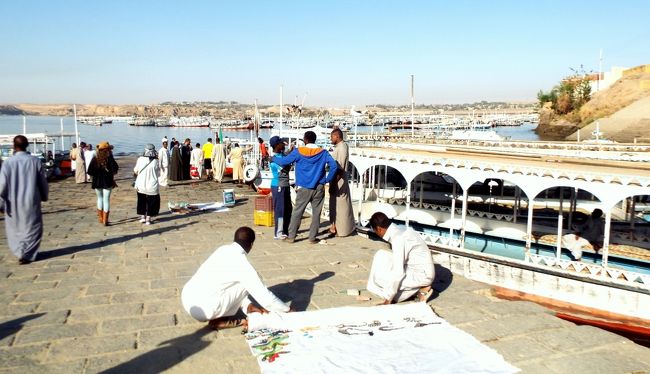 　楽しかったクルーズ船をチェックアウトし、遊覧ボートでナセル湖遊覧をしながらアスワンへ向かいます。　遊覧ボート乗降の桟橋です。