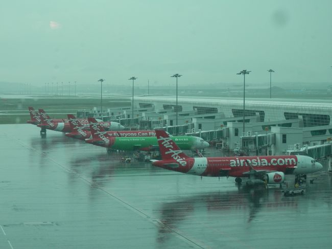 当然LCCのエアアジアでバンコク・ドムアン空港へ飛びます。<br />片道3000円代（荷物預け無）と格安です。<br /><br />余談ですが、エアアジアの本社はてっきりクアラルンプールだと思っていたら、引越しをして、今はインドネシアなんだとか、節税対策らしいのです。