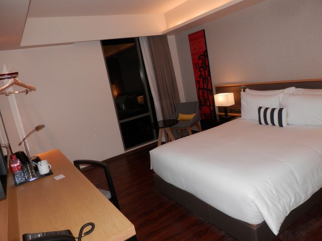 お部屋はこんな感じです。<br />オープンしたてなので綺麗です。<br />これで3000円ではコスパ良すぎです。<br />1年位たったら幾らになるのでしょう。<br />IBISより完全にこちらの方が良い感じです。プールもあるし･･<br />お隣のホリデーイン･エキスプレスは10000円前後なのでそれより少しは安い位ではないでしょうか。<br />いずれオープンしたての今はお得です。