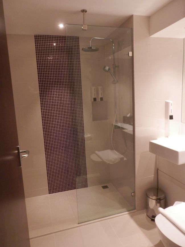 安い部屋はバスタブなしでシャワーだけですがIBISのシャワーより全然広いです。<br />ラディソン･スイーツのシャワーと似ていますがラディソンの方が少し上です。