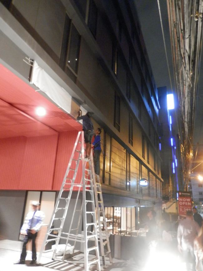 無事にエアアジアでバンコクへ到着し、タクシーでホテルへ到着しました。<br />11月1日にオープンしたてのトラベロッジ（Sukhimvit Soi 11）ですが、既にオープンから半月以上経っているというのに看板の取り付け作業中でした。<br />さすがマイペンライの国です。