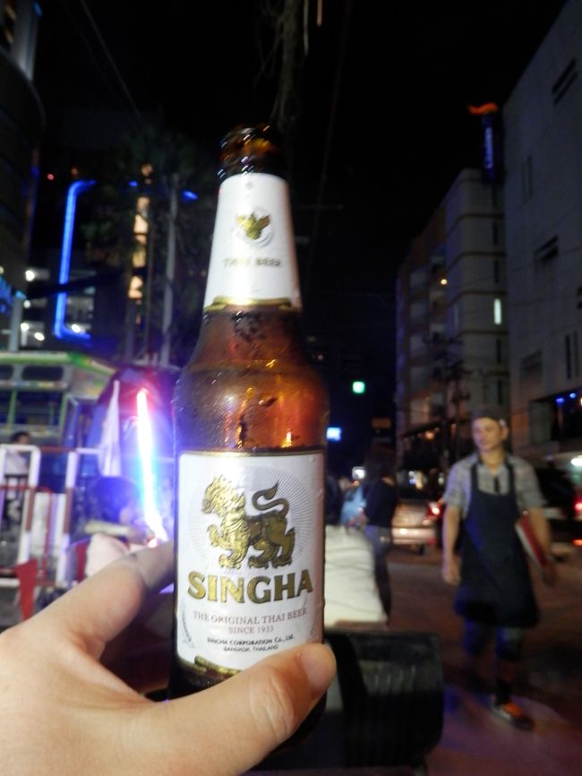 先ずは冷え冷えのシンハで乾杯です。