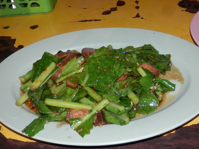 クリスピーポークと青菜の炒め物、出来たて熱々で美味しい。