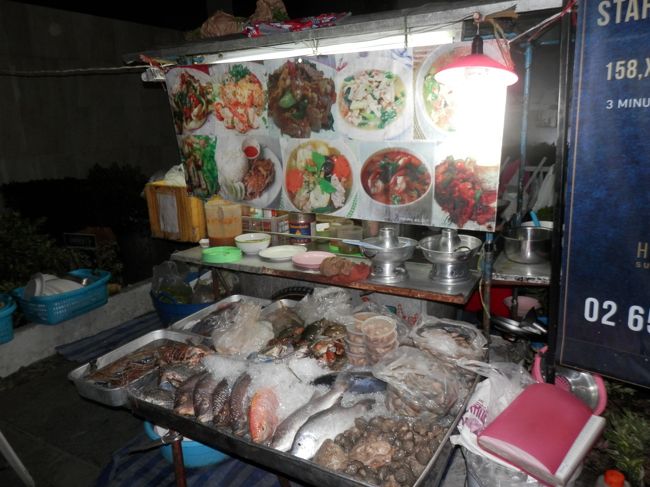 近所のシーフード屋台で少し食べてから寝ます。<br />