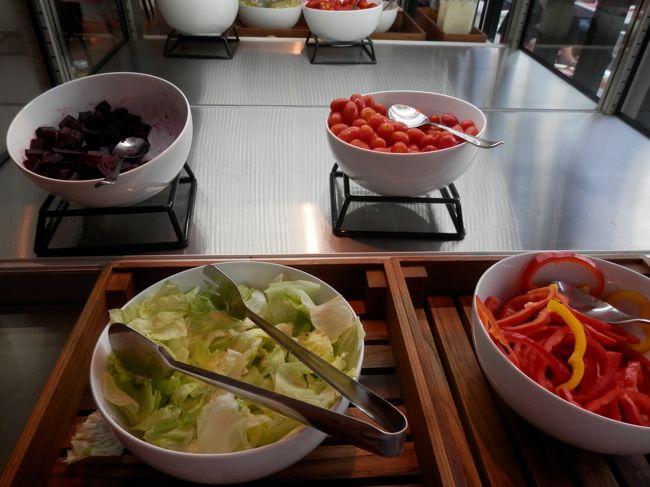 サラダもあり、<br />特別豪華じゃ無いけど十分です。