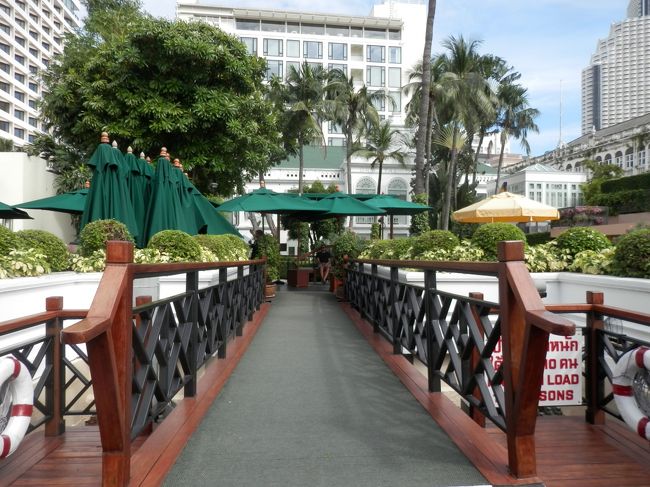 10分ほどでホテルに到着です。<br />ホテル専用の桟橋を渡ってホテルの敷地に入ります。<br />この辺から下界とは雰囲気が違います。