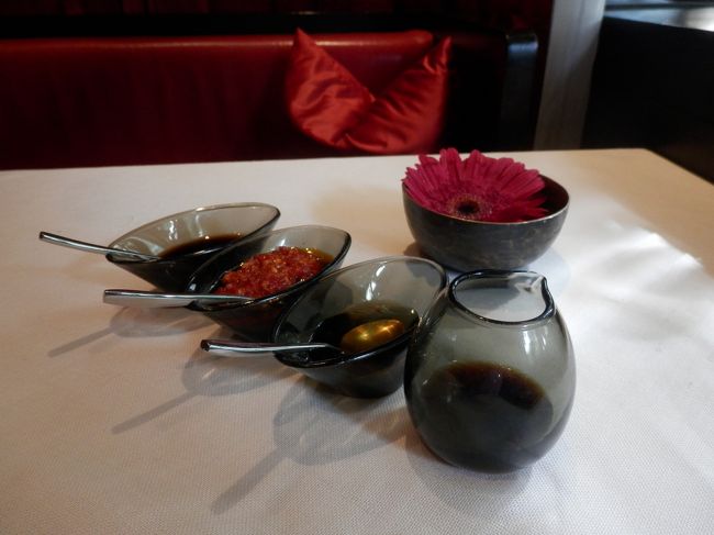 もれなくテーブルに置いてあるお酢やお醤油達です。