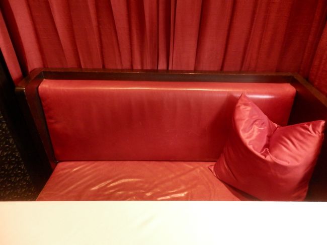 シートは柔らかめの本革で肌触りが良かったです。<br />このコンパートメントは最高4人用だと思いますが2人で座るのがベスト！