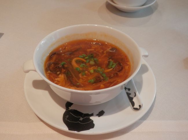 中華料理の定番のスープ、ホット＆サワースープを頂きます。<br />お店によっては咽るほど酸っぱかったり、辛かったりするスープですが、ここのは全然違います。勿論酸っぱくて辛いのですが他の店のとは全然別物です。さすがオリエンタルと言うお味じでした。