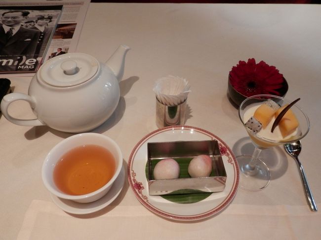 マンゴプリントとカスタード桃饅頭です。<br />デザートも1皿だけです。<br />カスタード桃饅頭は請求書と一緒に出てきます。<br />何だかんだで平日の888バーツでも一人当たり1500バーツオーバー(5000円少々）ですが納得の美味しさでした。<br />以前、エンポリオスイーツの飲茶が美味しいと思っていましたが全然次元が違いました。<br />