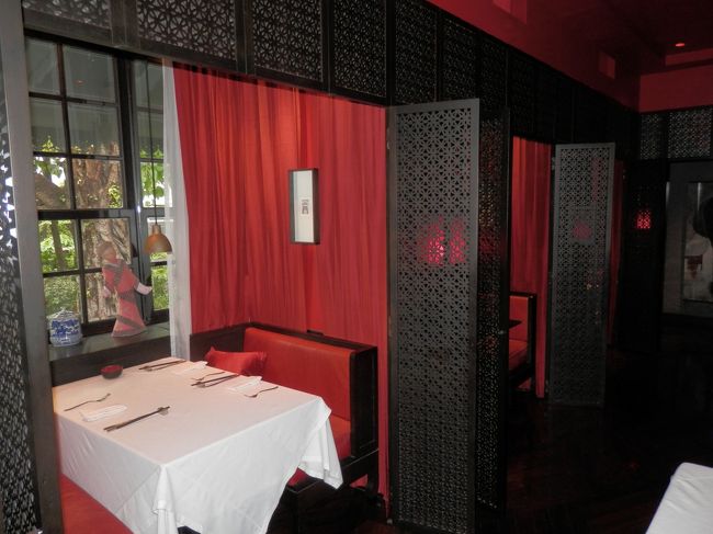 普段めったに予約しないのですが今回は予約してから行きました。<br />私のテーブルはこのコンパートメントです。<br />プライバシー感があるのでお忍びランチ向き？<br />ちょうどエミレーツのファーストクラスとか、<br />巣○や○塚の○○○○に似ている様な・・・<br />