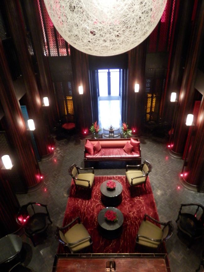 レストランは2階建てで中は吹抜けになっているので建物の大きさの割に中は狭めです。<br />メインの客室は2階になります。