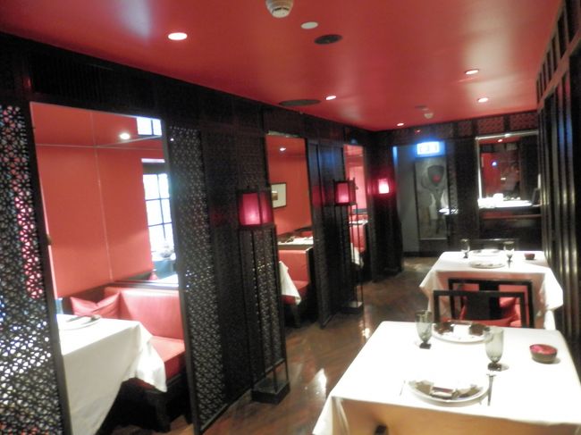 黒と赤の中華風の内装で照明は暗く昼間でも暗くトイレに行く時は足元にご注意です。<br />テーブルは通常のテーブルとMAX4人のコンパートメントがありました。