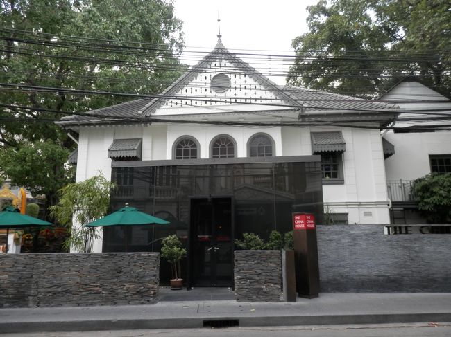 チャイナハウスは玄関のすぐ脇に建つコロニアル調の独立した新しい建物です。