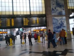 カンパニャン駅は大きな駅でした。黄色い電車に乗り換え　無事ポルトサンベント駅到着。駅では　チケットの回収してたから書き込み処理のおかげで無事通過。モタモタで　一時間位ロスしてたし。