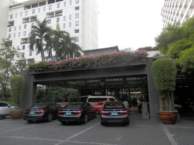 玄関にはホテルのリムジン（黒塗りのBMWの7シリーズ）が並べられてました。<br />やっぱり、ここに泊まられる方達はこう言うお車で乗りつけるんです。<br /><br />