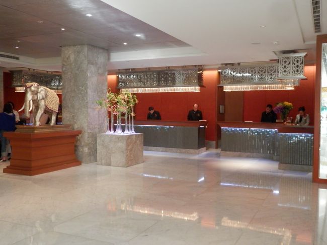 フロントデスクには金ピカの像さんが2匹いらしゃいました。