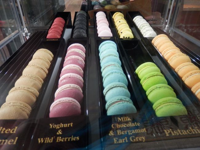 色とりどりのマカロンも美しく整列してました
