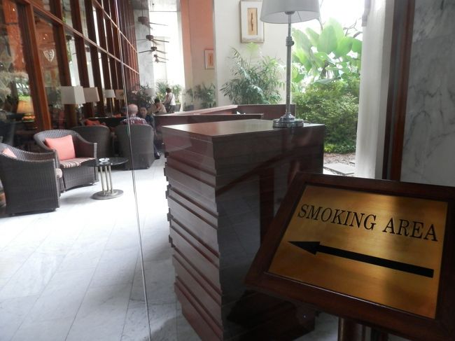 喫煙ルームは半オープンなので煙が篭もらず快適そうです。