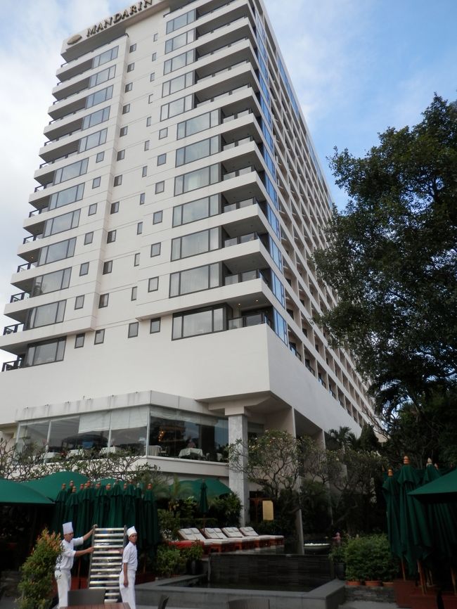 パーティの準備で忙しそうなシェフ達もいたりして、何となくオリエンタルホテルの中を流れる空気や風は敷地の外とは違うんです！