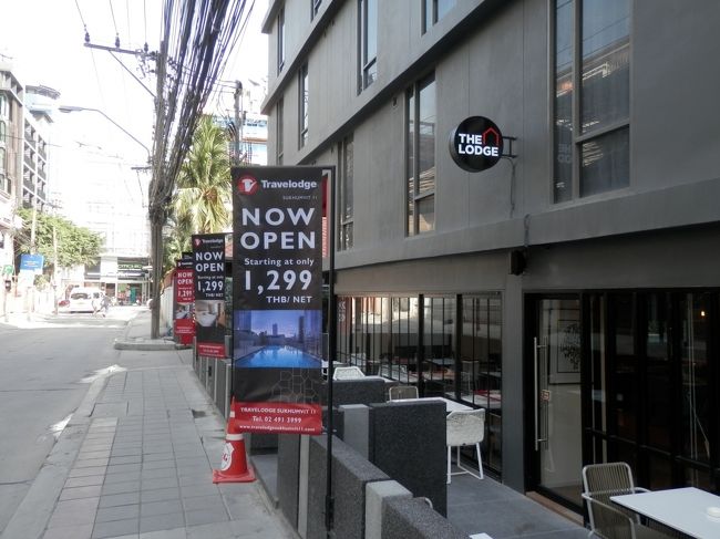 オープン記念料金という事で1泊1299バーツ（≒約￥4000）の旗がでてましたが、私はエクスペディアで1泊3000円で予約しました。エクスペディア偉い！<br /><br />場所がSOI11の一番奥なのでナナの駅からすこし歩きますが駅前やホテルの近くにはバイクタクシーが必ずいて20バーツ（≒約70円）で送迎してくれます。<br />場所はアロフトホテルの斜め前でホリデーインエキスプレスのお隣です。<br />SOI11はお店やレストランが多く便利な所です。<br />