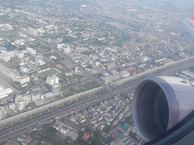 バンコクの街が遠ざかります。<br /><br />市内からドムアン空港を経て北の方へ行く鉄道の線路が思った以上に出来上がっていました。