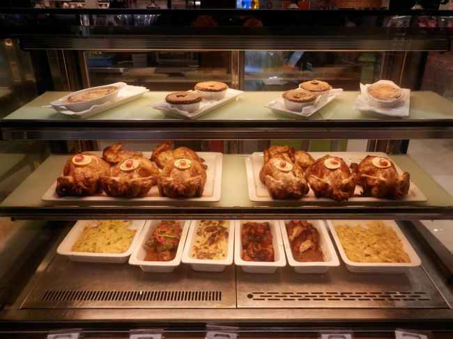 デリカテッセンもあり、お肉やお魚、鳥の丸焼きなんかもありました。<br />空港の中とは思えません。