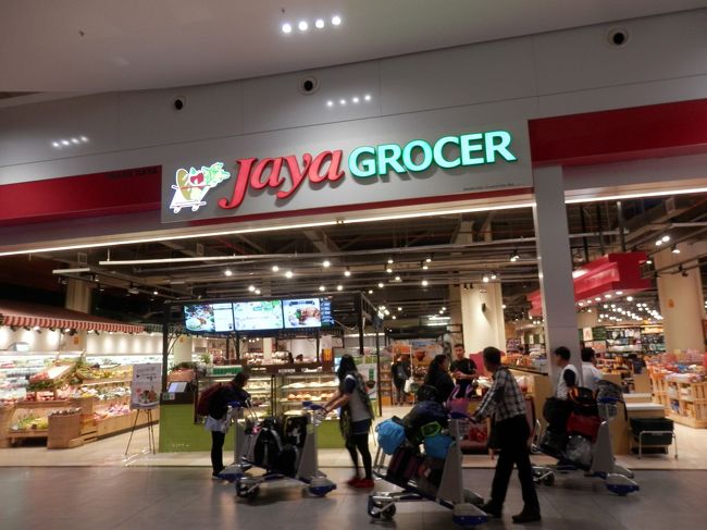 クアラルンプールの第2ターミナルはまるでショッピングセンターの様になっていて中にはスーパーマーケットもありました。