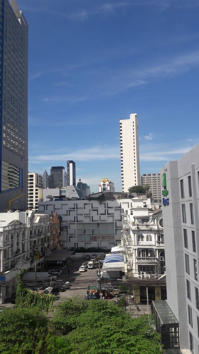 私に部屋の窓からの眺望です。<br />左の大きなビルはアロフトホテル、<br />正面の白いビルはル・フェニックスホテル、<br />右手のグレーのビルはホリデーインエキスプレスです。<br />