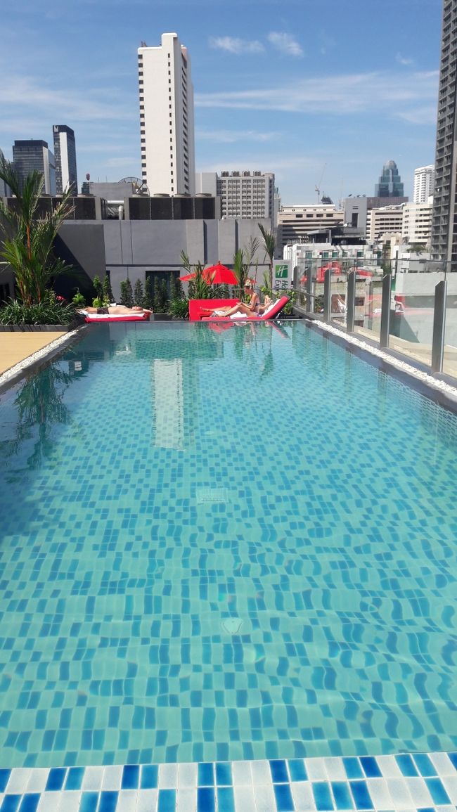 屋上にはプールもあり、<br />他の3000円クラスのホテルにはプールが無いところが多いのでワンランク上ですね。<br />午前中は一生懸命プールで泳いでお腹を減らします。